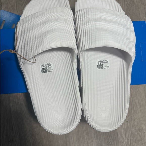 NEW Adidas Adilette 22 Men’s Size 5 Slides Sandals Crystal White HQ4672 - Picture 5 of 10